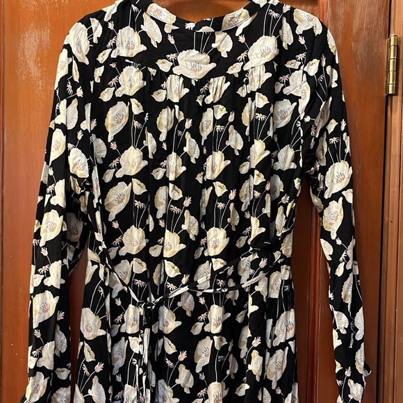 Beautiful Frock Shop dress size large. Black w/ white poppies. Double tie back - Picture 4 of 4